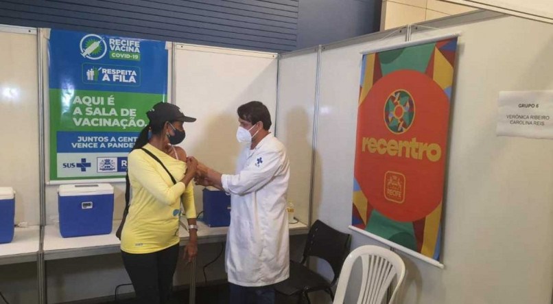 Segundo balanço da prefeitura, foram vacinados, sem necessidade de agendamento prévio, 1.117 moradores da capital pernambucana, neste fim de semana, durante a ação no Bairro do Recife 