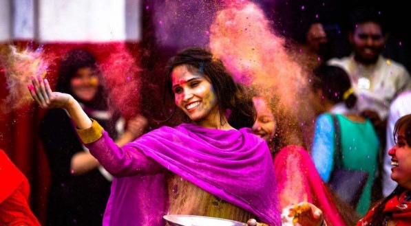 Festival Holi é celebrado na Índia, sendo uma das festas mais tradicionais do calendário do país