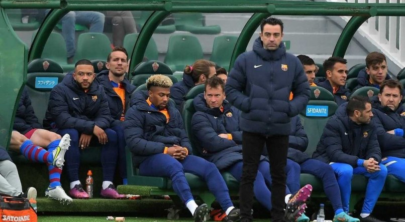 Equipe do Barcelona e seu técnico, Xavi