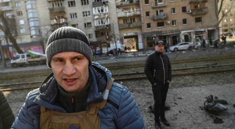 Prefeito de Kiev, Vitali Klitschko, nas proximidades de prédio residencial destruído