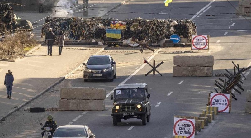 Carro passa por ponto de controle no centro de Kiev, na Ucrânia