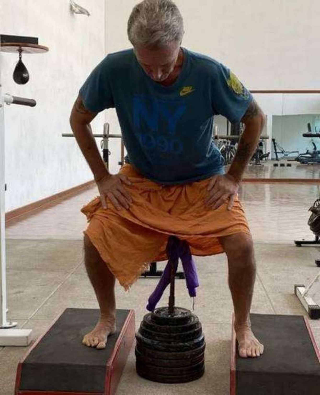 Maestro de yoga levantando 75 kg con testículos en Argentina;  Ver fotos