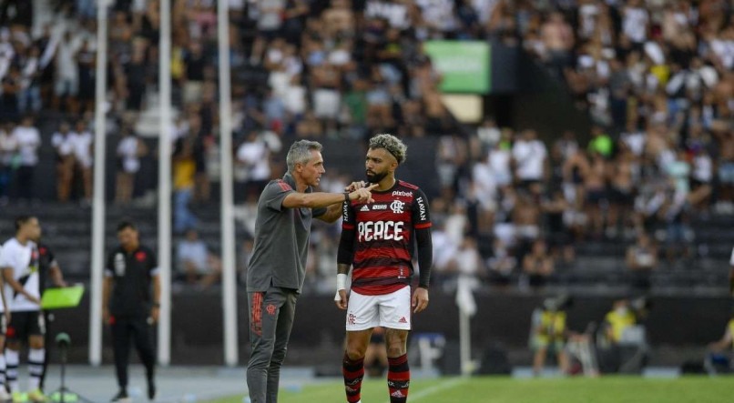 Gabigol, atacante do Flamengo, conversando com o t&eacute;cnico Paulo Sousa.