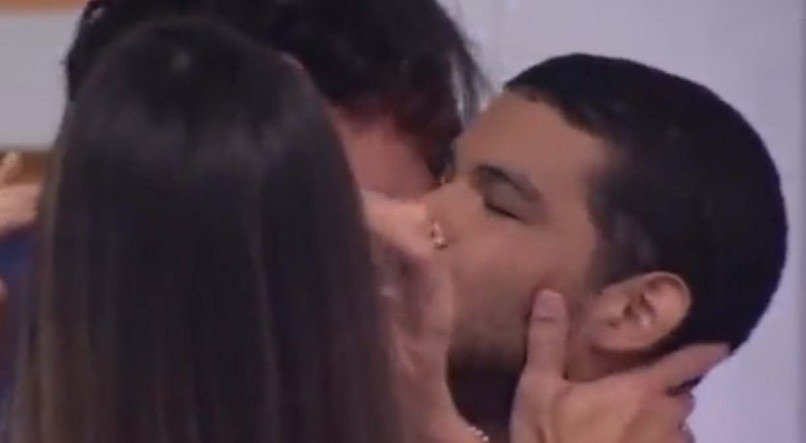 Eliezer se despediu de Vyni com um beijo no BBB 22