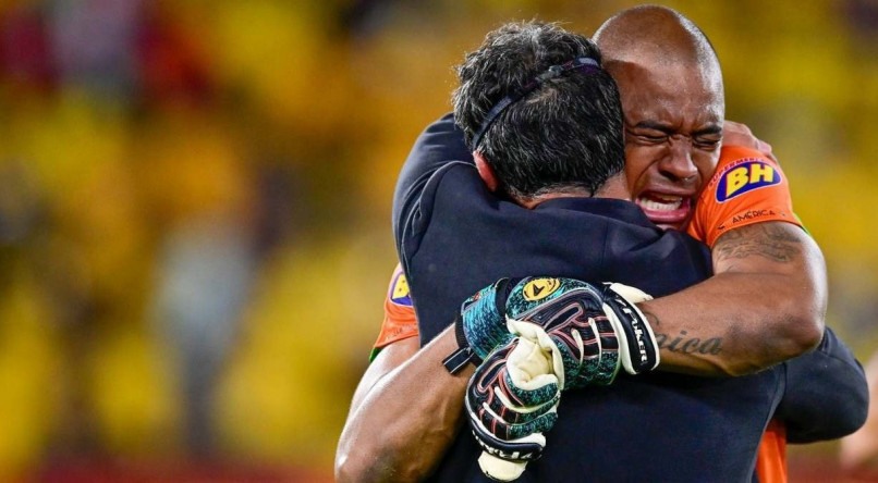 Emocionado, o goleiro Jailson abraça o técnico Marquinhos Santos após a disputa de pênaltis