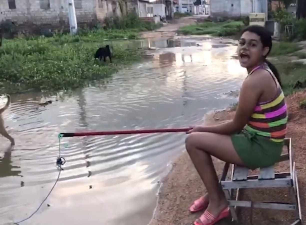 VÍDEO: Mulher usa rua alagada para 'pescar' após chuva forte