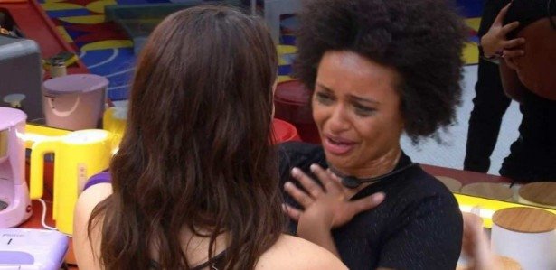 BBB 22: Natália surta, joga cadeira e produção precisa intervir em festa do líder Lucas; veja vídeo e e... - Social 1