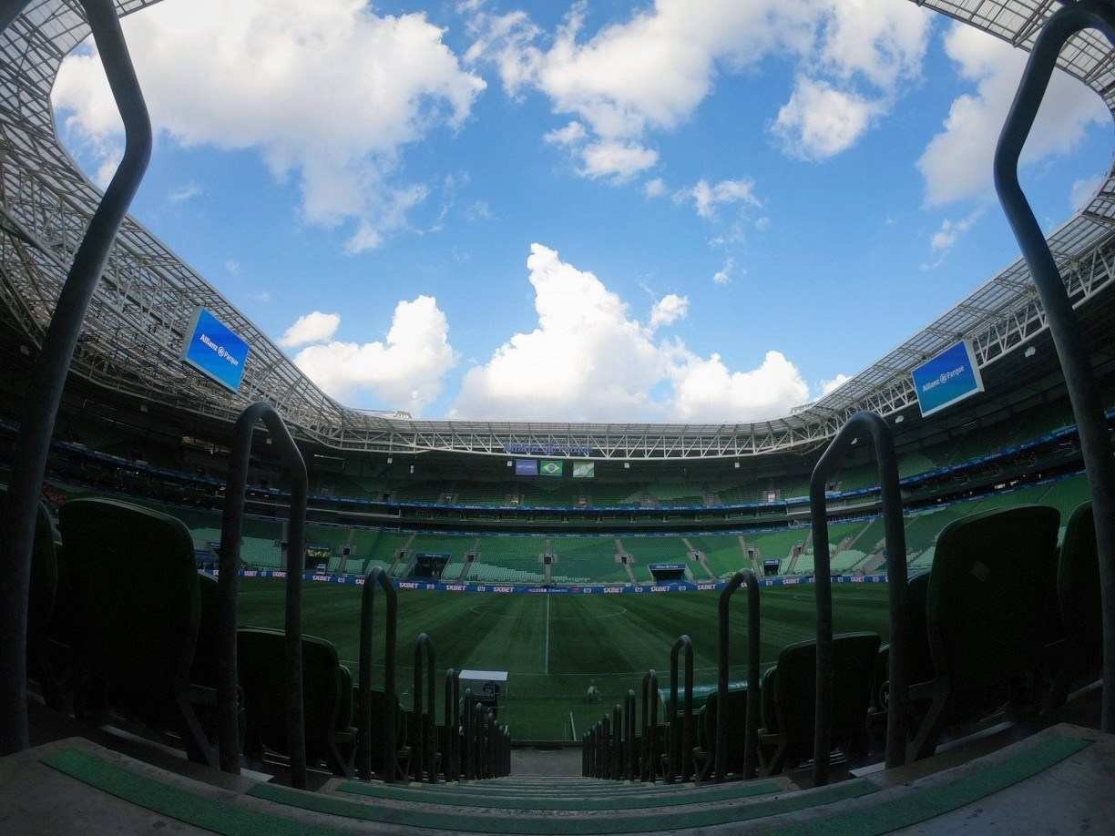 SP - Sao Paulo - 03/04/2022 - PAULISTA 2022 FINAL, PALMEIRAS X SAO PAULO -  Fans watch the game on screens installed behind the stage during a match  between Palmeiras and Sao