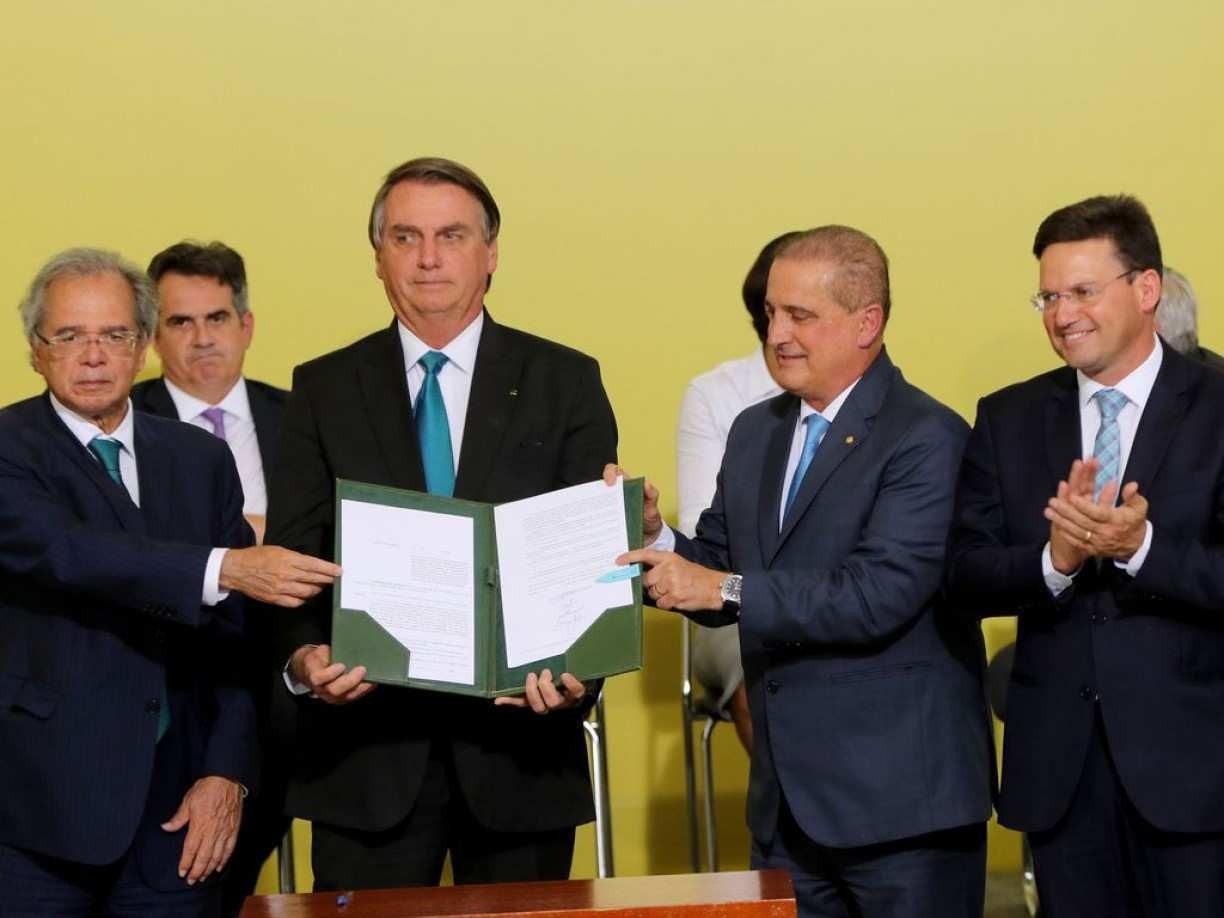 Reprovação do Governo Bolsonaro oscila para cima, aponta pesquisa eleitoral Datafolha