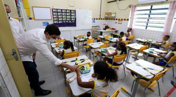 Valorização dos professores do Recife: quando a teoria difere da prática