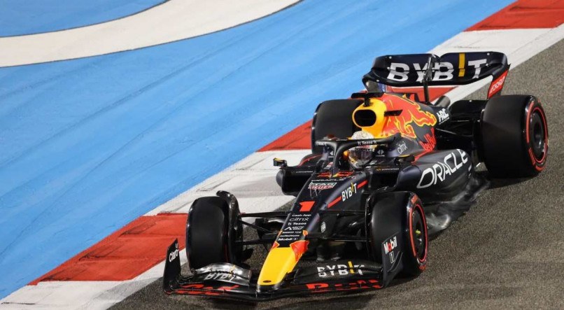 O piloto holandês da Red Bull, Max Verstappen, pilota durante a segunda sessão de treinos antes do Grande Prêmio de Fórmula 1 do Bahrein no Circuito Internacional do Bahrein, na cidade de Sakhir, em 18 de março de 2022.