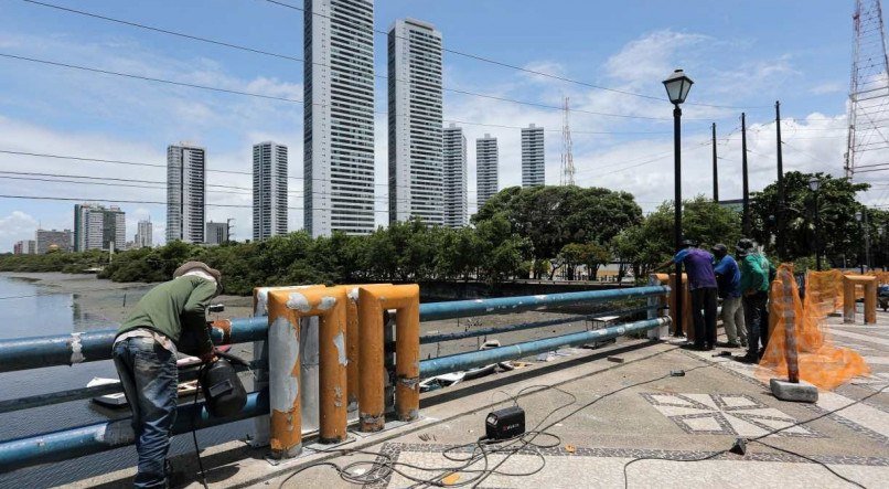 Obras, que deveriam ter sido finalizadas em fevereiro, seguem acontecendo na Ponte Limoeiro, no Bairro do Recife