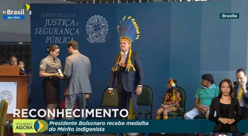 Jair Bolsonaro coloca cocar para receber medalha do mérito indigenista