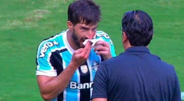 Lucas Silva recebendo os primeiros atendimentos ainda no gramado