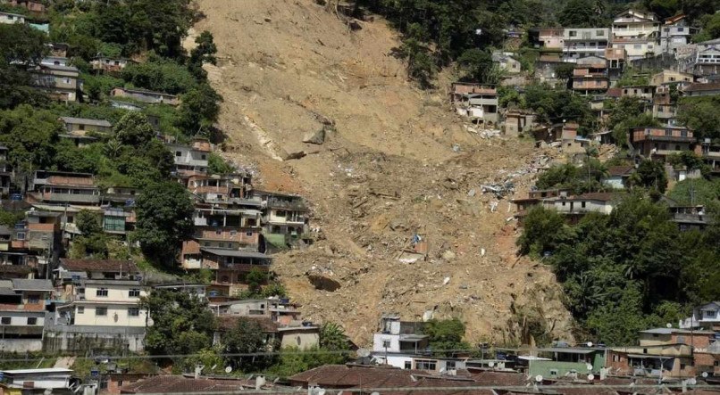 Petrópolis teve 250 ocorrências de deslizamentos, atingindo casas e ruas, em 19 localidades da cidade