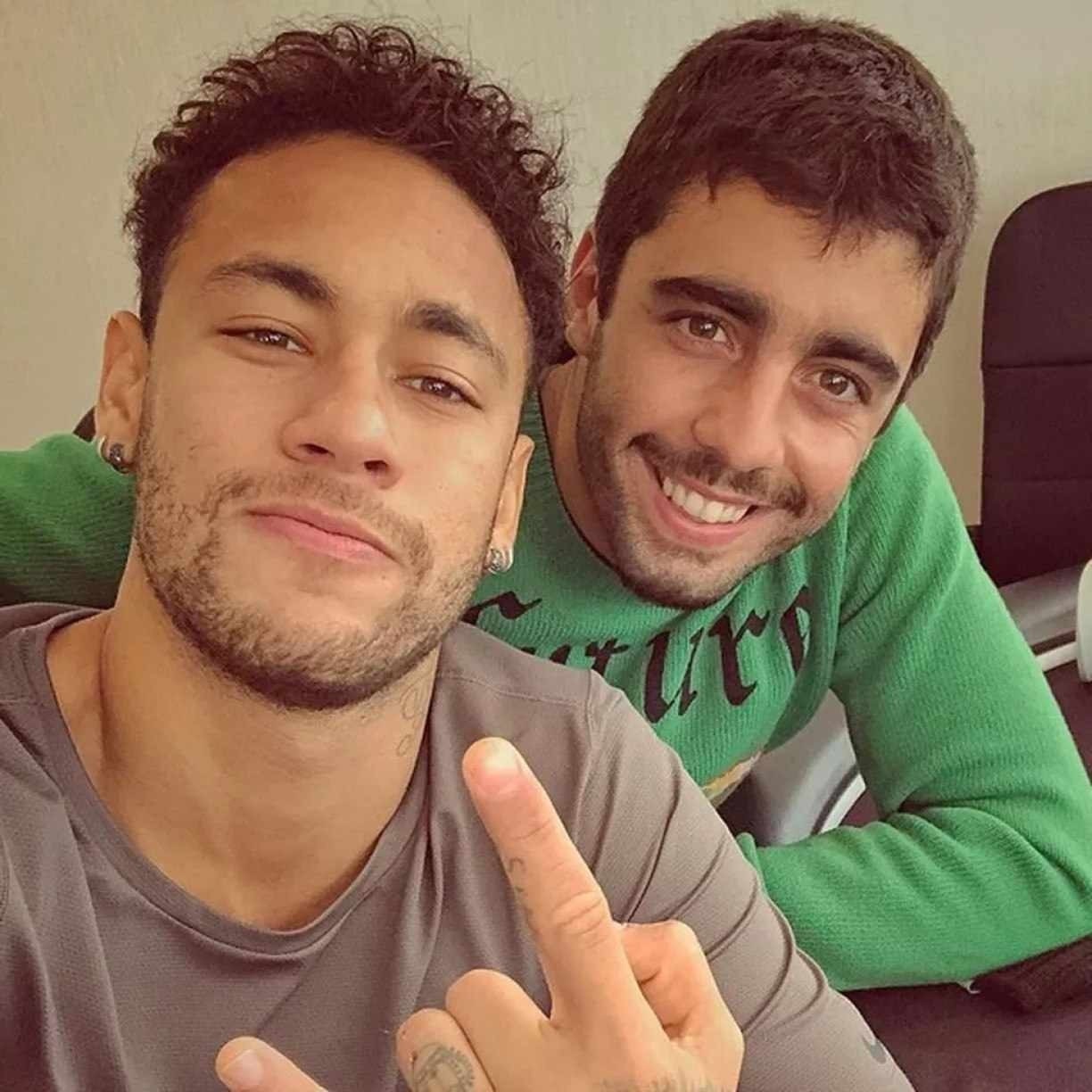 Pedro Scooby comentou sobre tatuagem igual à de Neymar e amizade com o jogador
