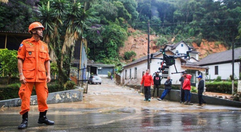 Nossos militares seguem na missão de resgate em Petrópolis na tarde deata segunda-feira (21.03). 

Na Rua Washington Luis, no Centro, houve deslizamento de terra e desabamento de imóveis.