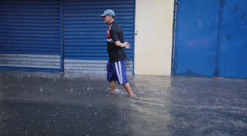 Fortes chuvas alagam ruas no Recife
