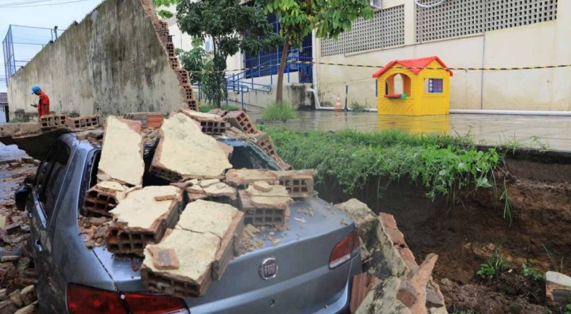 ZONA NORTE DO RECIFE Muro de escola municipal caiu, atingindo um carro e duas motos no bairro de Vasco da Gama. Não houve feridos