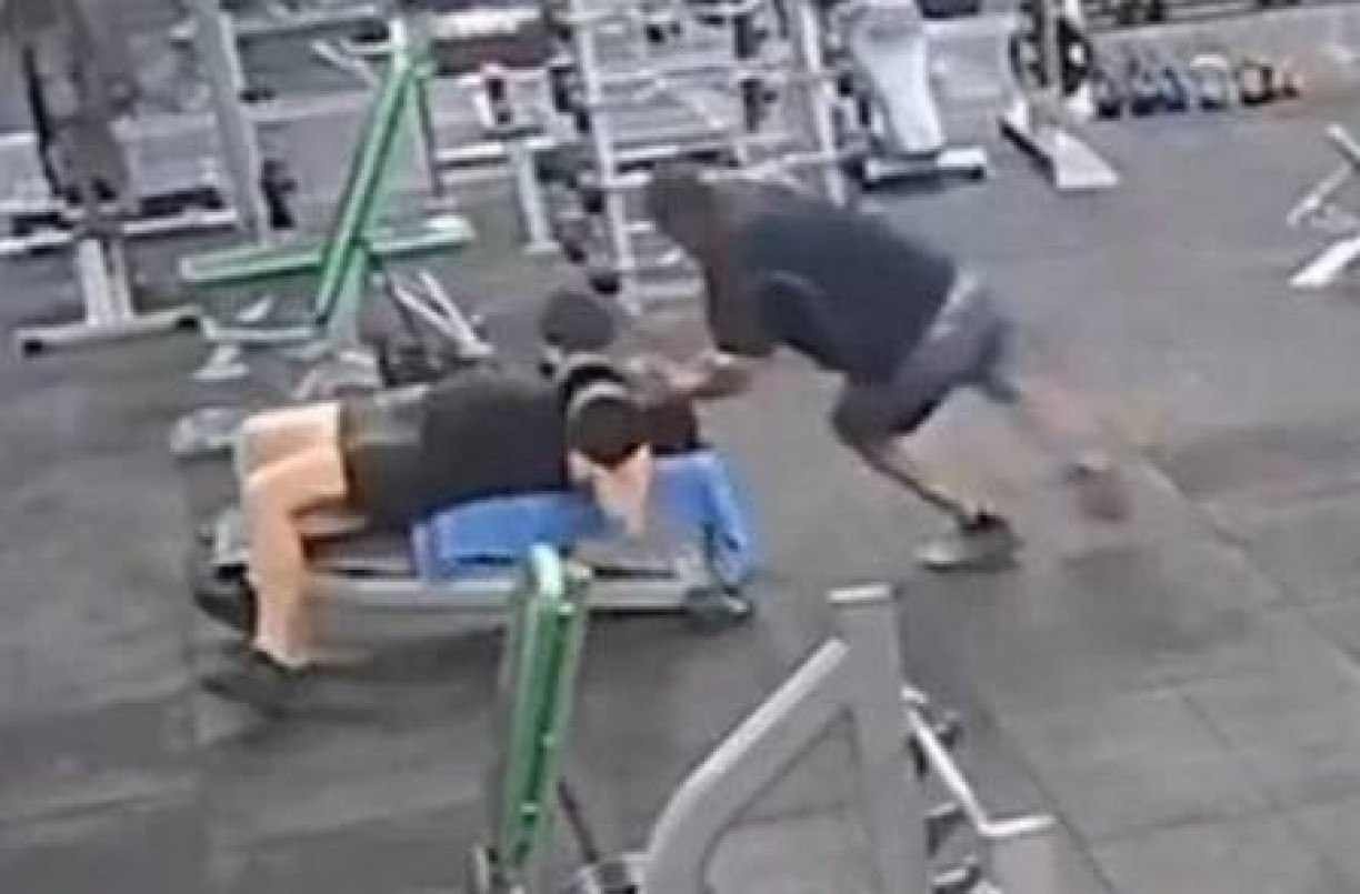 VÍDEO: Homem 'joga' peso de 20 quilos na cabeça de colega em academia 