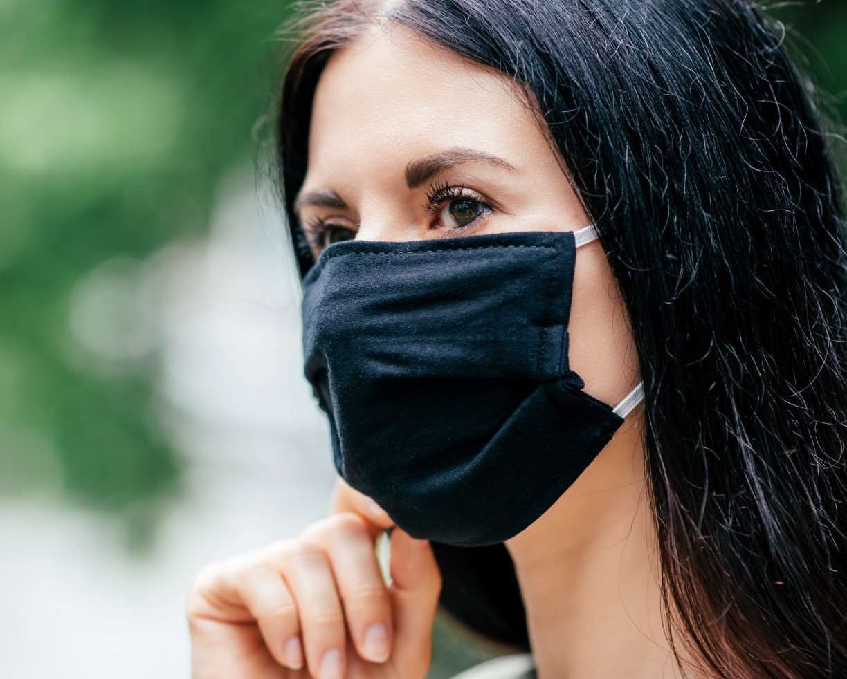 A devastadora pandemia  transformou a máscara no mais eficaz escudo contra a contaminação