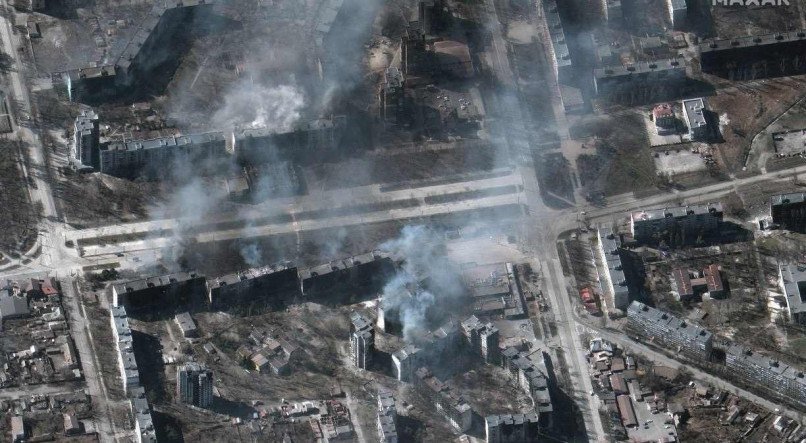 DEVASTADA Imagem de satélite mostra prédios pegando fogo em Mariupol, cidade ucraniana atacada pela Rússia, com milhares de pessoas cerceadas