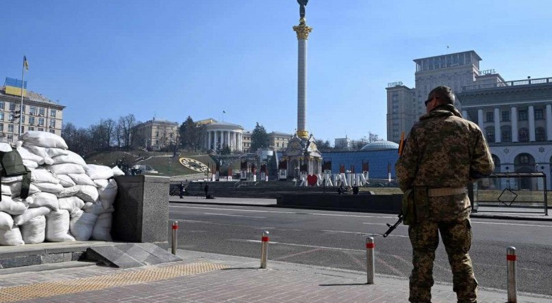 Militar faz guarda na Praça da Independência de Kiev, na Ucrânia