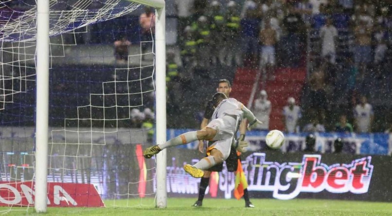 REI PELÉ Goleiro do Sport defendeu três pênaltis do CSA e foi o herói na classificação do Leão para a semifinal da Copa do Nordeste