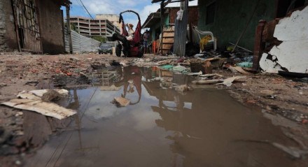 Alagamentos e falta de saneamento nas comunidades do Suvaco da Cobra em Barra de Jangada, Jaboatão dos Guararapes e problemas também na Comunidade do Pilar.