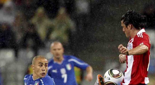 Fabio Cannavaro da Itália, disputa lance com o paraguaio Nelson Valdez. 14/06/2010.