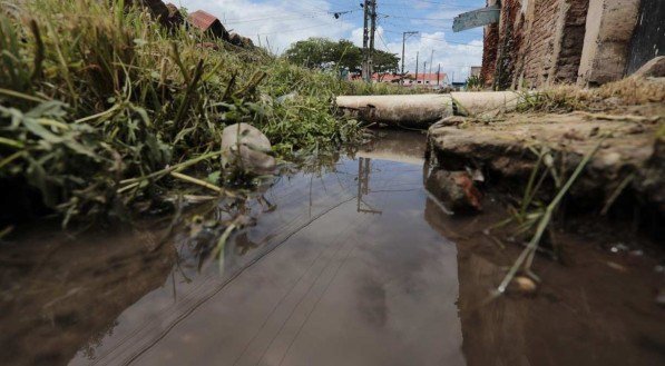 Atualmente, mais de 32 milhões de brasileiros não possuem acesso à água potável e 90 milhões não têm esgotamento sanitário adequado