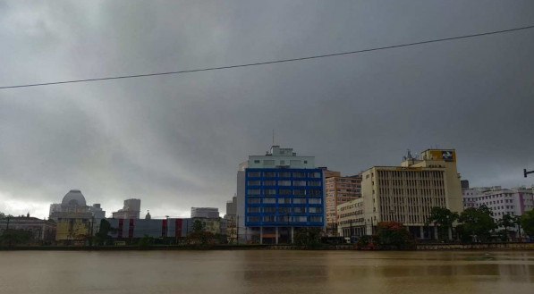 Previsão é de que chuvas continuem ao longo do dia no Grande Recife