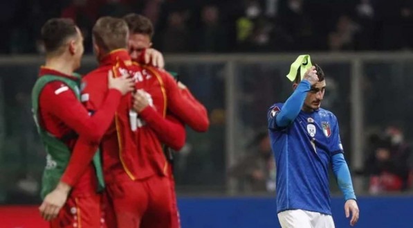 Jogadores da Macedônia do Norte comemoram classificação sobre a Itália, de Marco Verratti