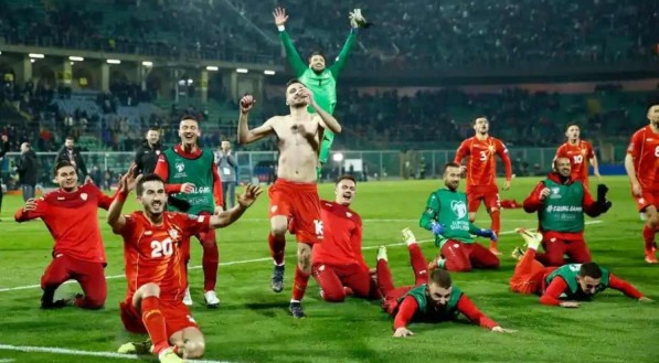 Seleção da Macedônia do Norte comemora vitória sobre a seleção italiana na repescagem das eliminatórias para a Copa do Mundo de 2022
