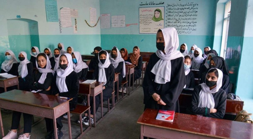 Poucas horas depois do reinício das aulas, os líderes talibã determinaram o retorno das jovens para casa
