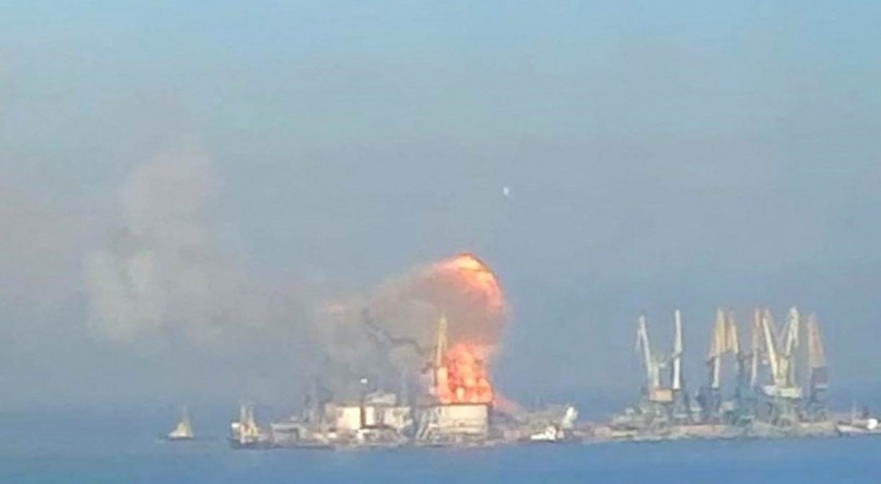 Navio destruído no Mar de Azov