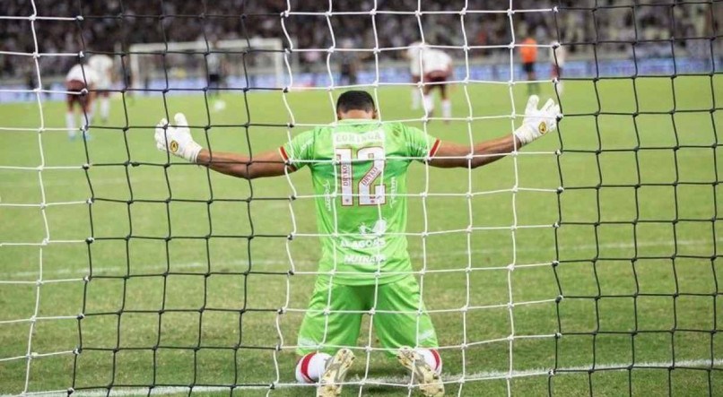 O goleiro Diogo Silva foi o herói da classificação do CRB para as semifinais da Copa do Nordeste