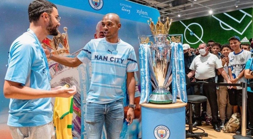 Fernandinho está no Brasil para o tour do troféu da Premier League do Manchester City