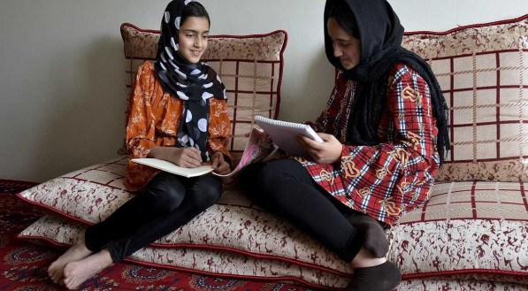 Irmãs Malahat Haidari, 11 anos, e Adeeba, 13, estudam em casa