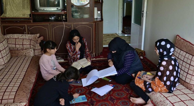Meninas estudam em casa após proibição de frequentar escola