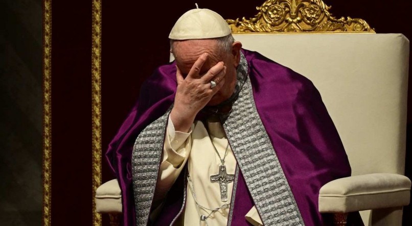 Papa Francisco reza durante cerimônia na Basílica de São Pedro, no Vaticano