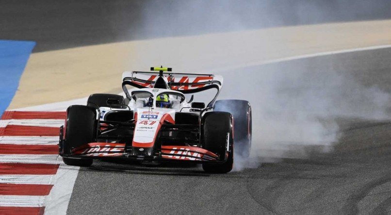 Carro raspou no muro e deixou vários detritos na pista