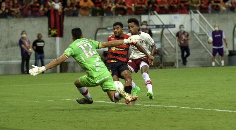 O Sport foi superior ao CRB no primeiro tempo da semifinal da Copa do Nordeste