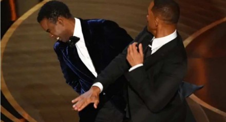 Will Smith dá um tapa em Chris Rock após o comediante fazer uma piada ofensiva contra a esposa do ator, na cerimônia do Oscar