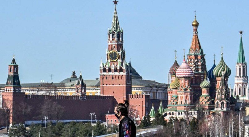 Pedestre caminha em ponte próxima à sede do Kremlin, em Moscou