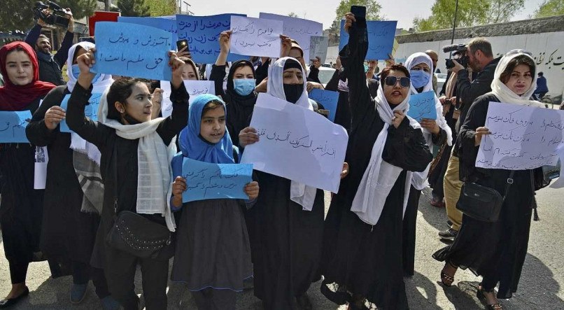 Mulheres e meninas fazem protesto pela reabertura das escolas de ensino médio no Afeganistão