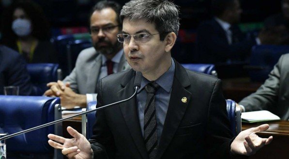 Randolfe Rodrigues, líder do Governo, tenta acordo com parlamentares