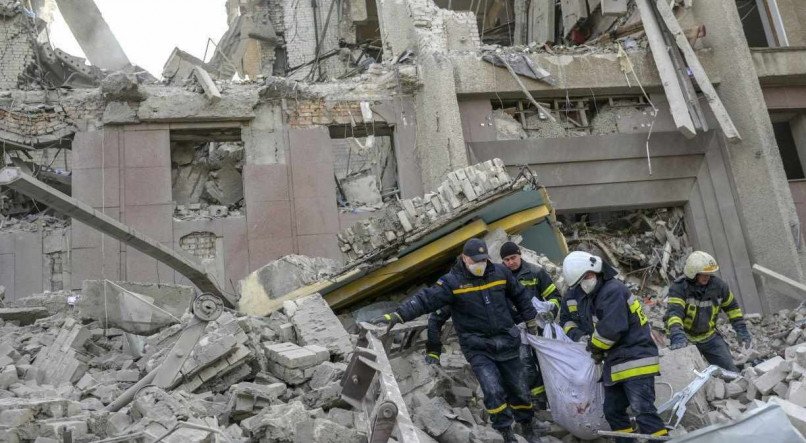 Bombeiros resgatam corpo de vítima de bombardeio russo em Mykolaiv 