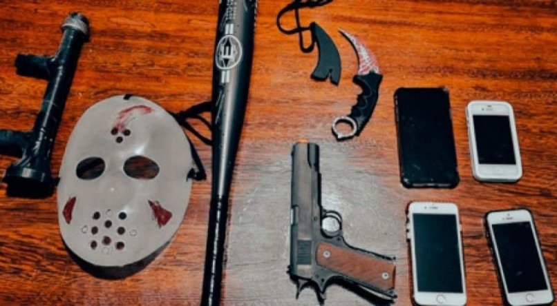 Máscara do personagem Jason e armas estão entre itens apreendidos