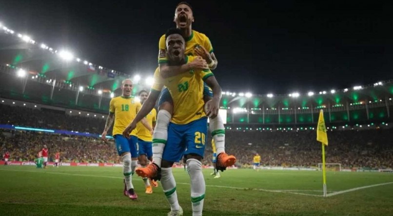 Jogadores da seleção brasileira comemoram um dos quatro gols marcados na partida contra o Chile